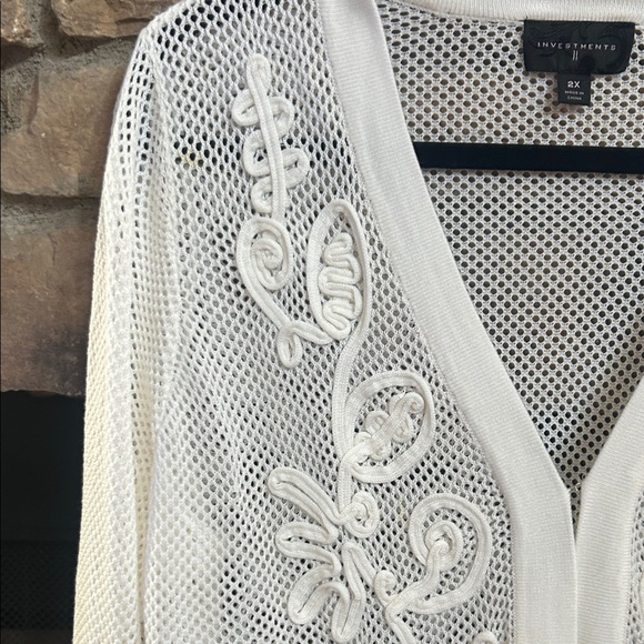 Elegant White Embroidered Women's Sweater/Cardigan. Size 2X - Picture 3 of 11